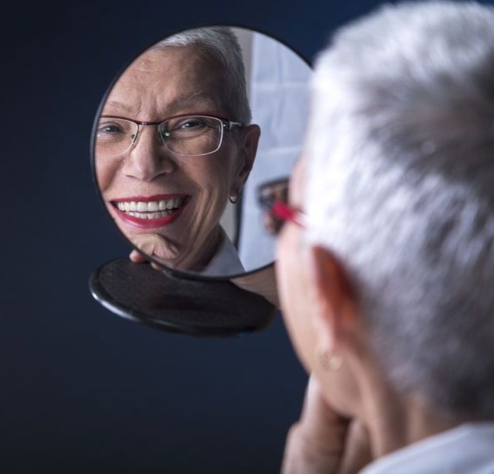 Frau im Spiegelbild