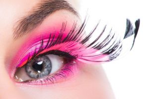Spezielle Wimpern mit rosa Augen-Make-up